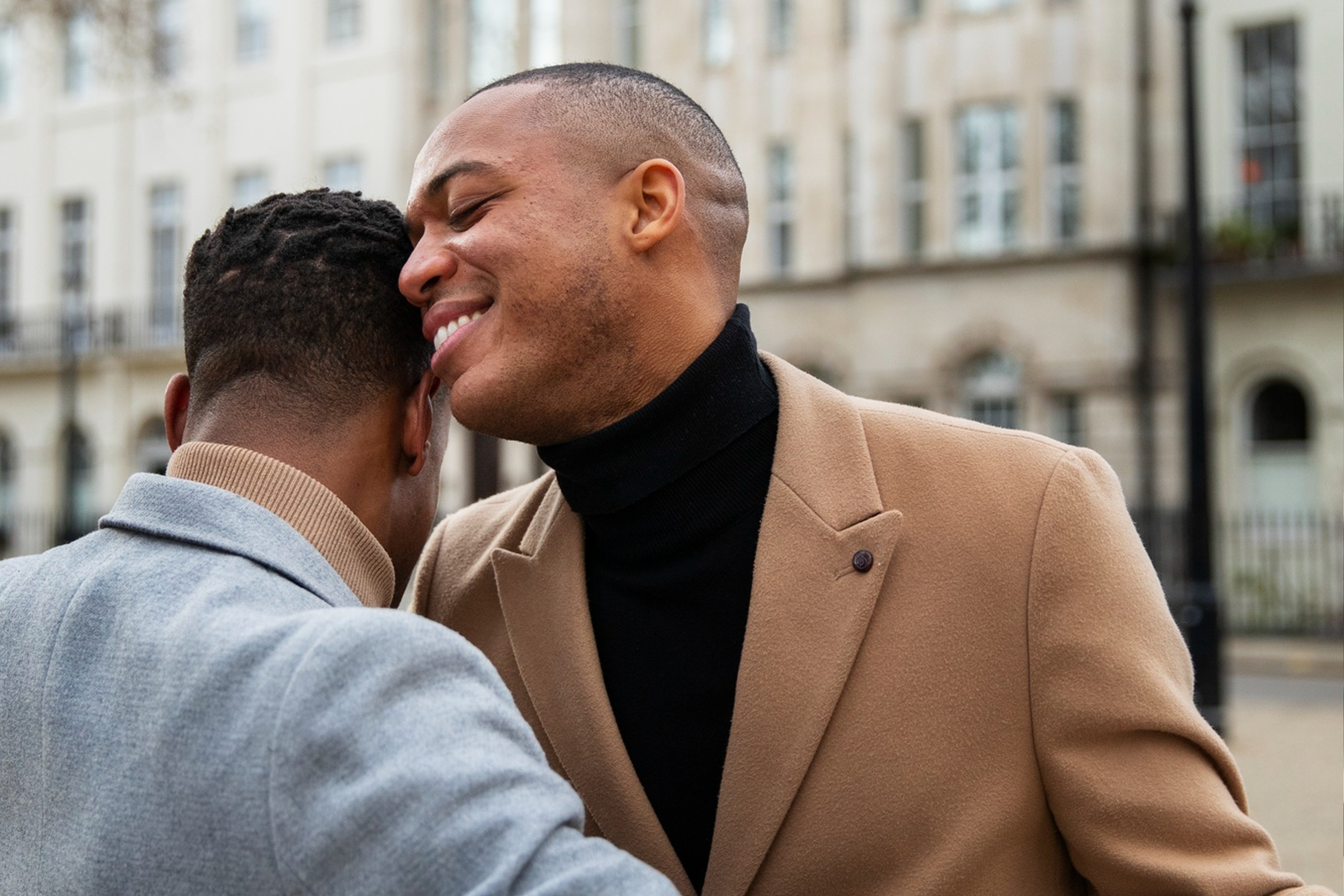 photos-gratuite/couple-gay-rendez-vous-dans-ville-montrant-affection